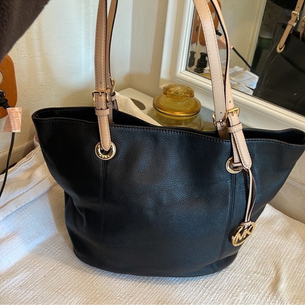 MICHAEL KORS -Jet Set black leather tote- EUC 🖤